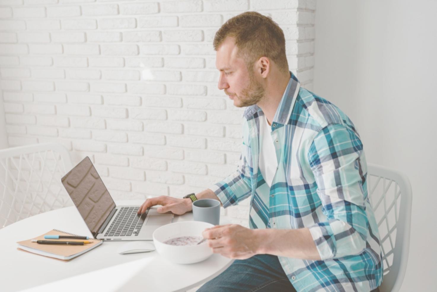 Analyse financière approfondie avec documents et graphiques sur un bureau moderne