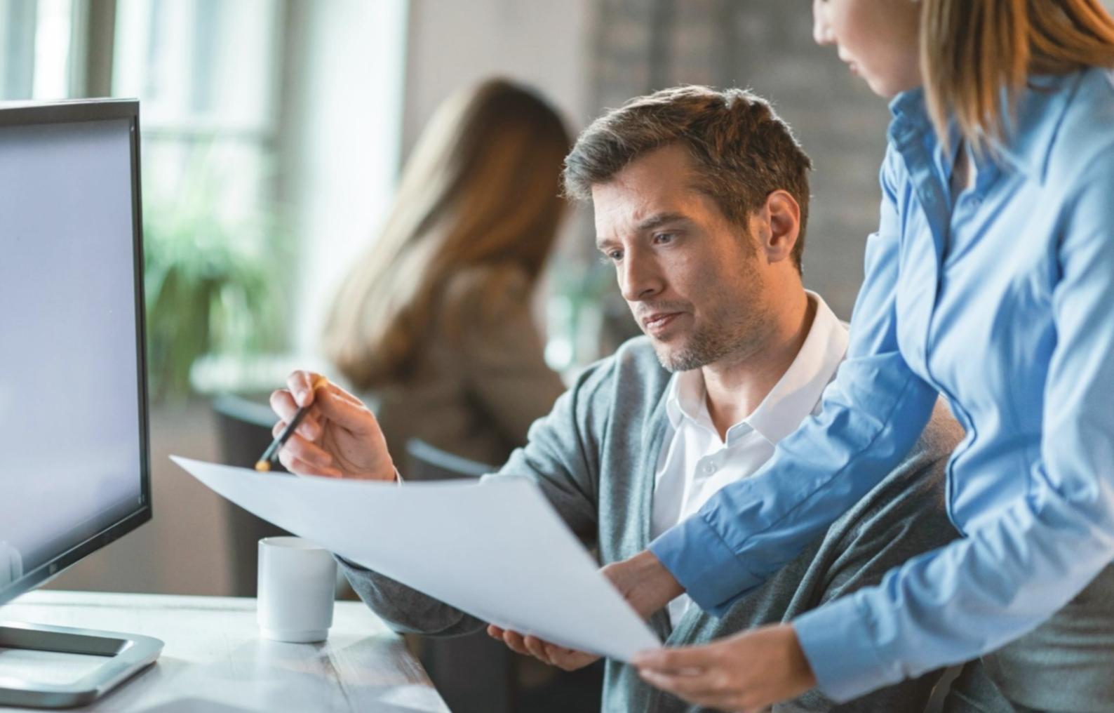 Équipe professionnelle analysant des données financières lors d'une réunion stratégique