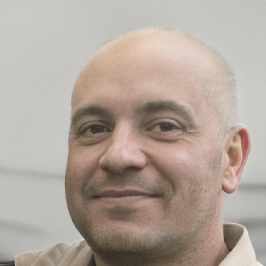 Portrait professionnel de Tristan Beaumont, dirigeant d'entreprise satisfait de sa formation